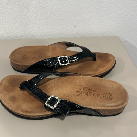 Vionic Shoes Size 8 - Picture 3 of 16